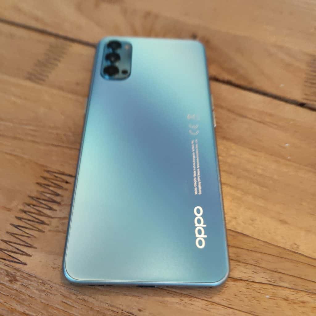 Les traits angulaires du téléphone sont du plus bel effet.