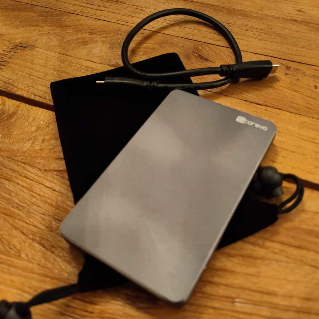 Storeva Arrow - Une pochette de rangement et un câble accompagnent le disque dur