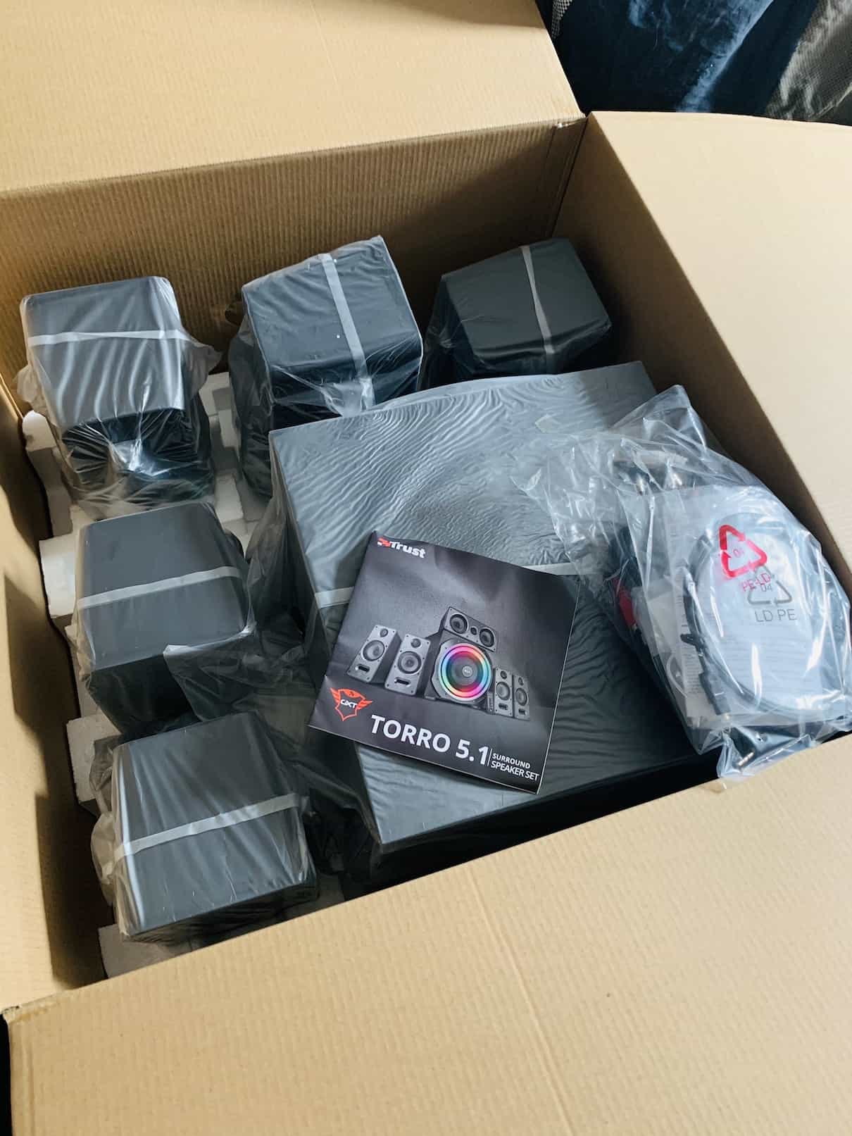 Les enceintes du Trust GXT 698 sont vraiment légères avec leurs 420gr Les enceintes du Trust GXT 698 sont vraiment légères avec leurs 420gr