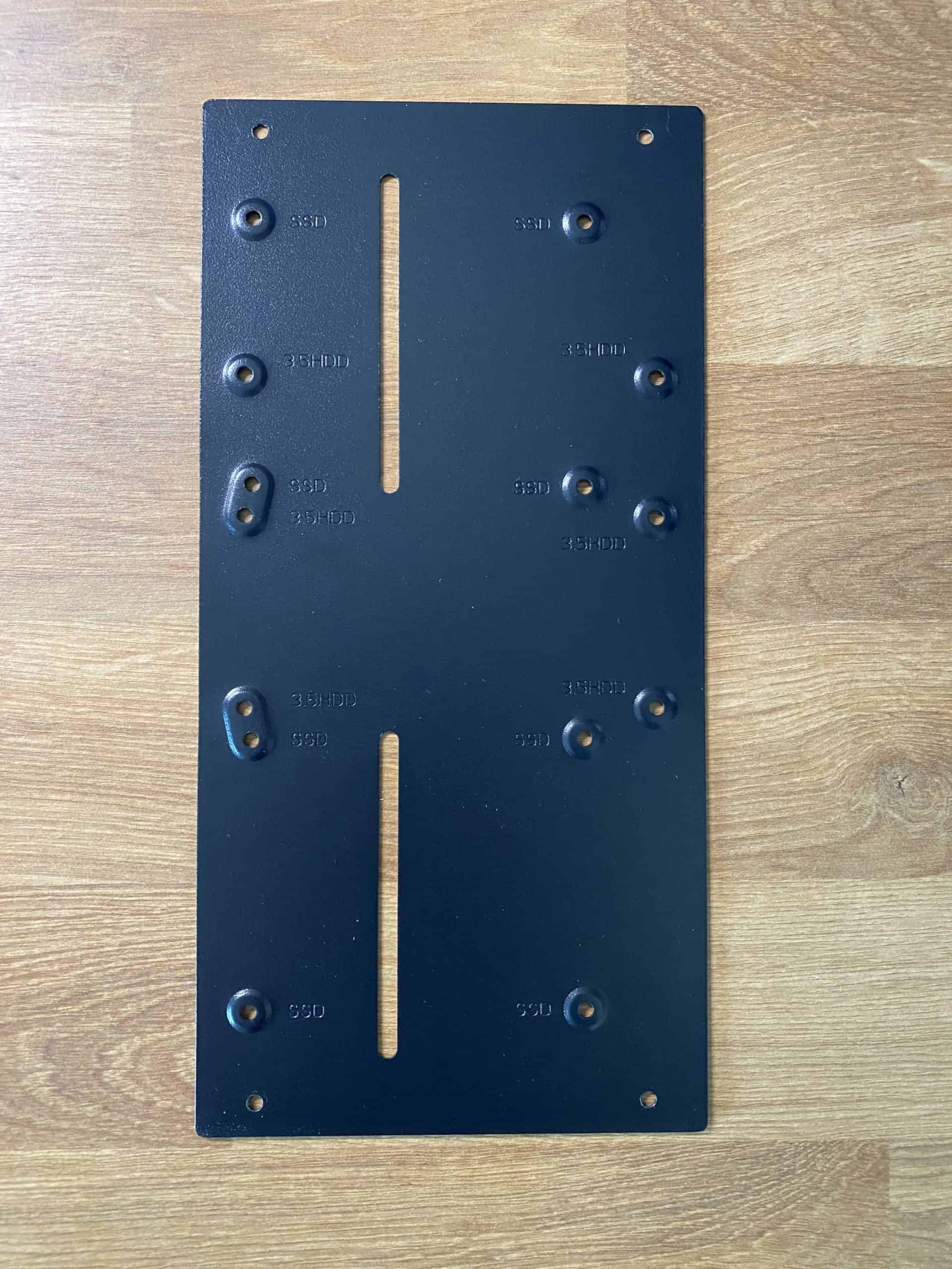 Plaquette pour HDD ou watercooling du Sharkoon Pure Steel RGB