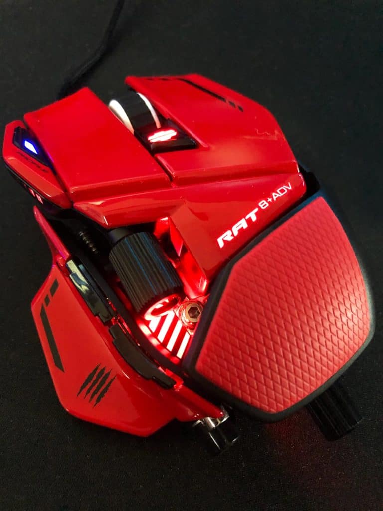 La souris Mad Catz RAT 8+ ADV posée sur un tapis