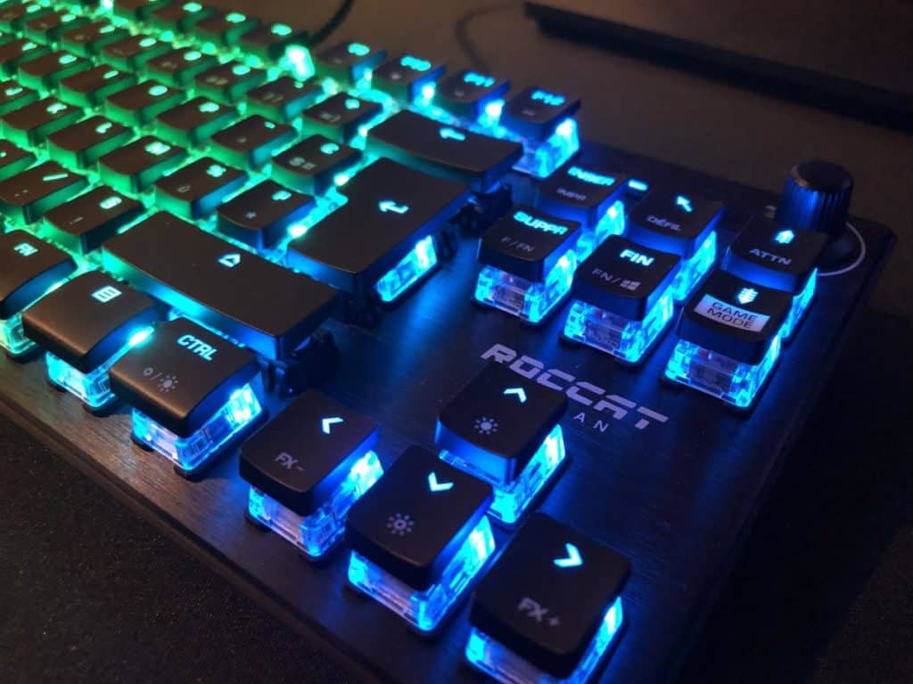 Un gros plan sur les flèches du Roccat Vulcan TKL Pro