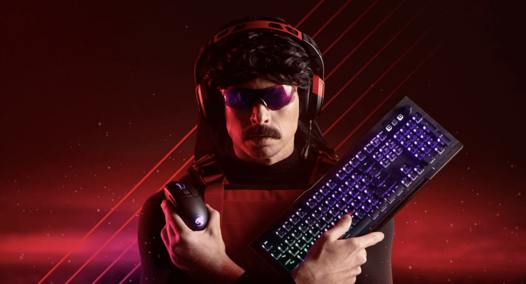 Le streamer Dr DisRespect posant avec un clavier et une souris sans fil Roccat