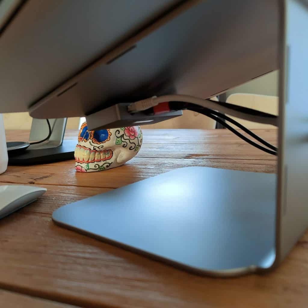 Vue de dessous du LMP Stand, on peut voir la connexion HDMI et LAN