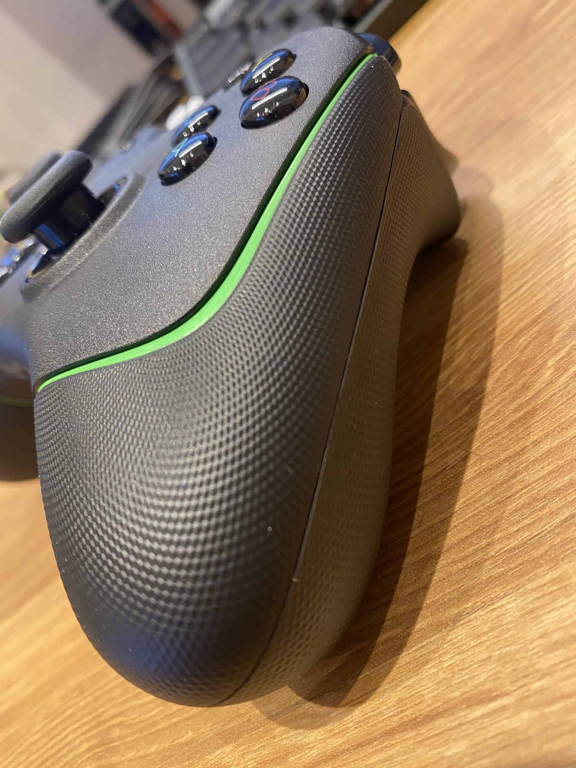 Les grips de la Razer Wolverine V2