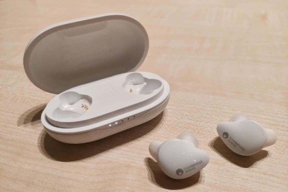 Les écouteurs Melomania Touch posés sur une table