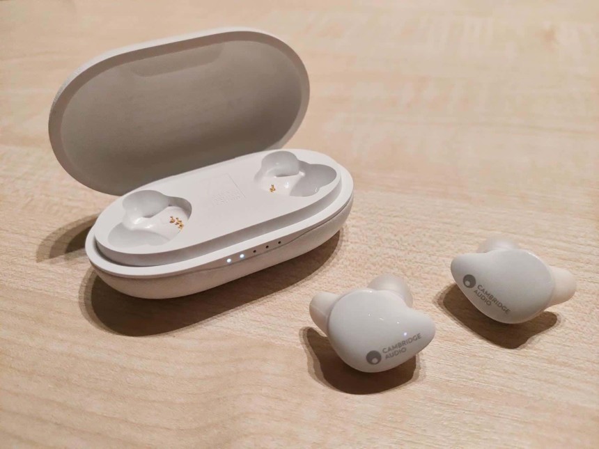 Les écouteurs Melomania Touch posés sur une table