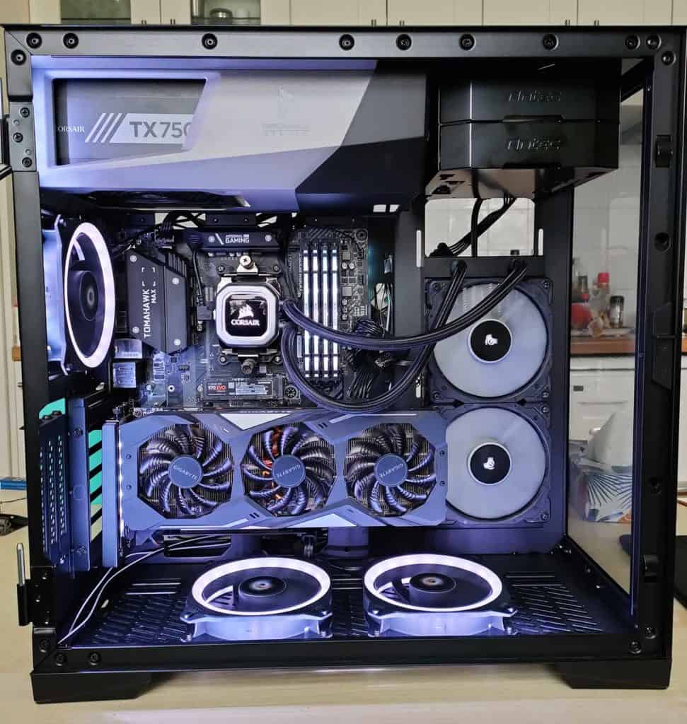 Le boîtier Antec P120 Crystal vu de côté avec des composants à l'intérieur