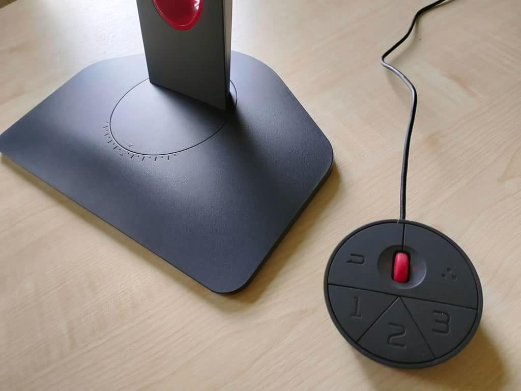 Gros plan sur la télécommande du Zowie XL2546K