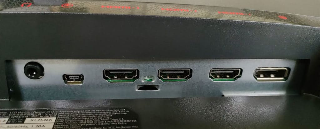 Gros plan sur la connectique du Zowie XL2546K