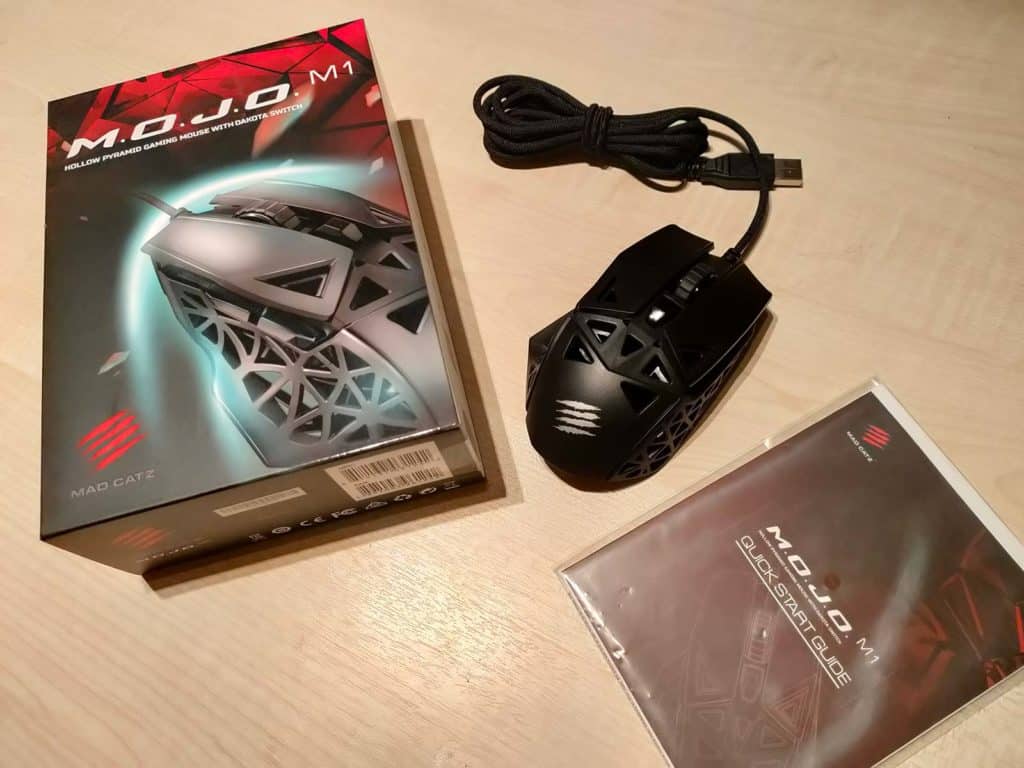 La Mad Catz MOJO M1 posée à côté de son packaging