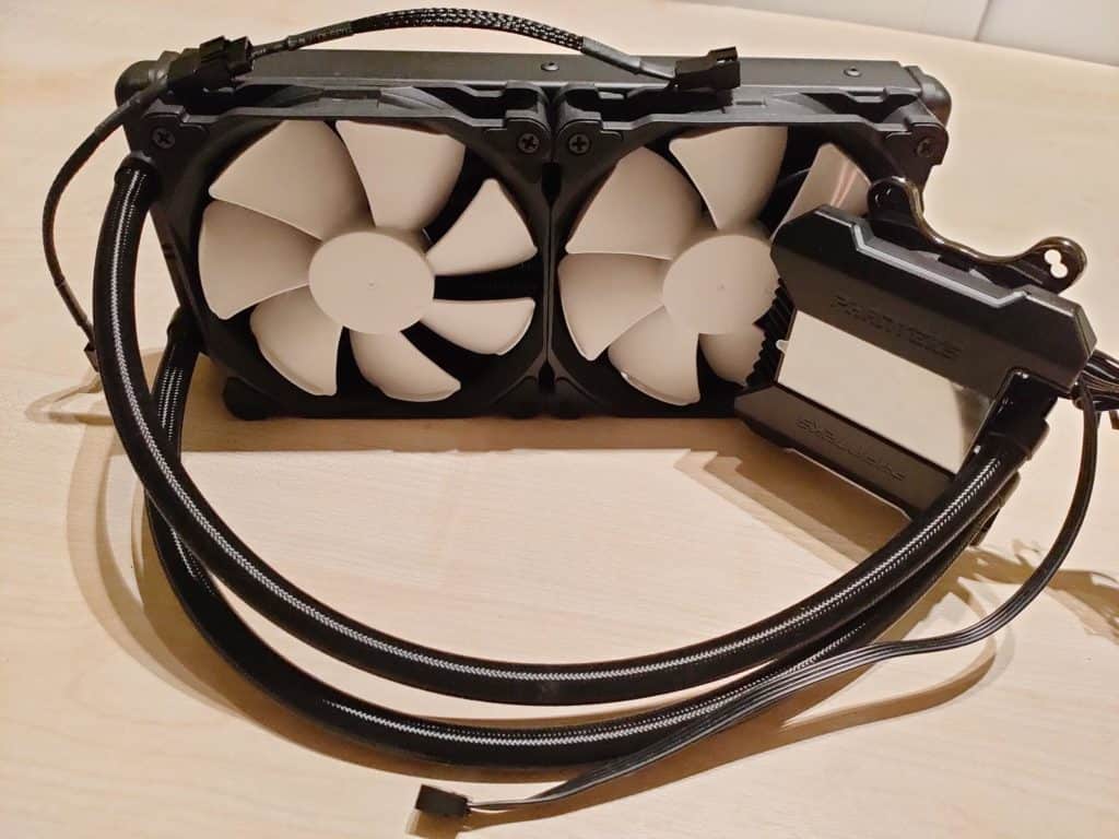 Le Phanteks Glacier One posé sur une table