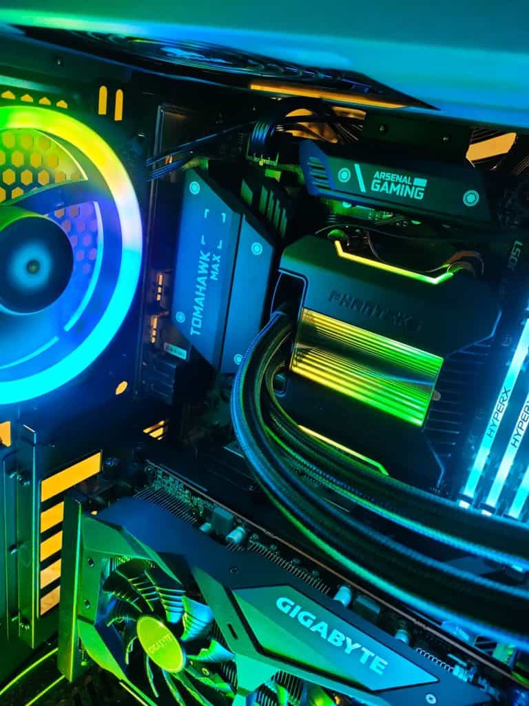 La pompe du Phanteks Glacier One allumée dans un PC