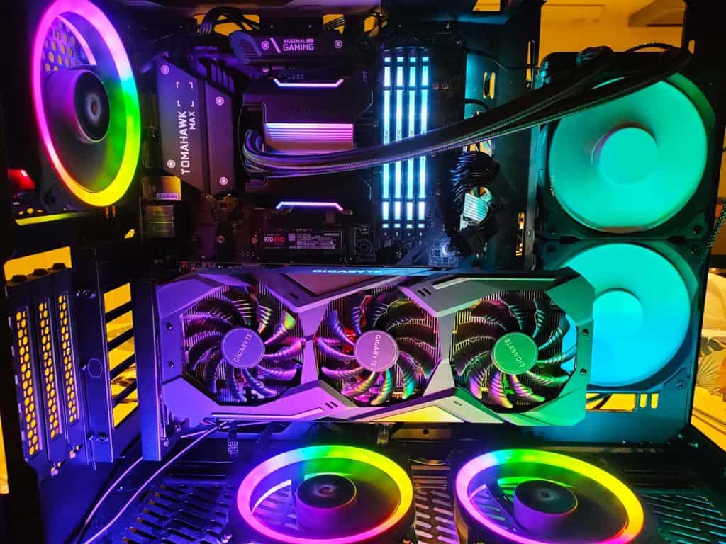 Le Phanteks Glacier One installé dans un PC allumé