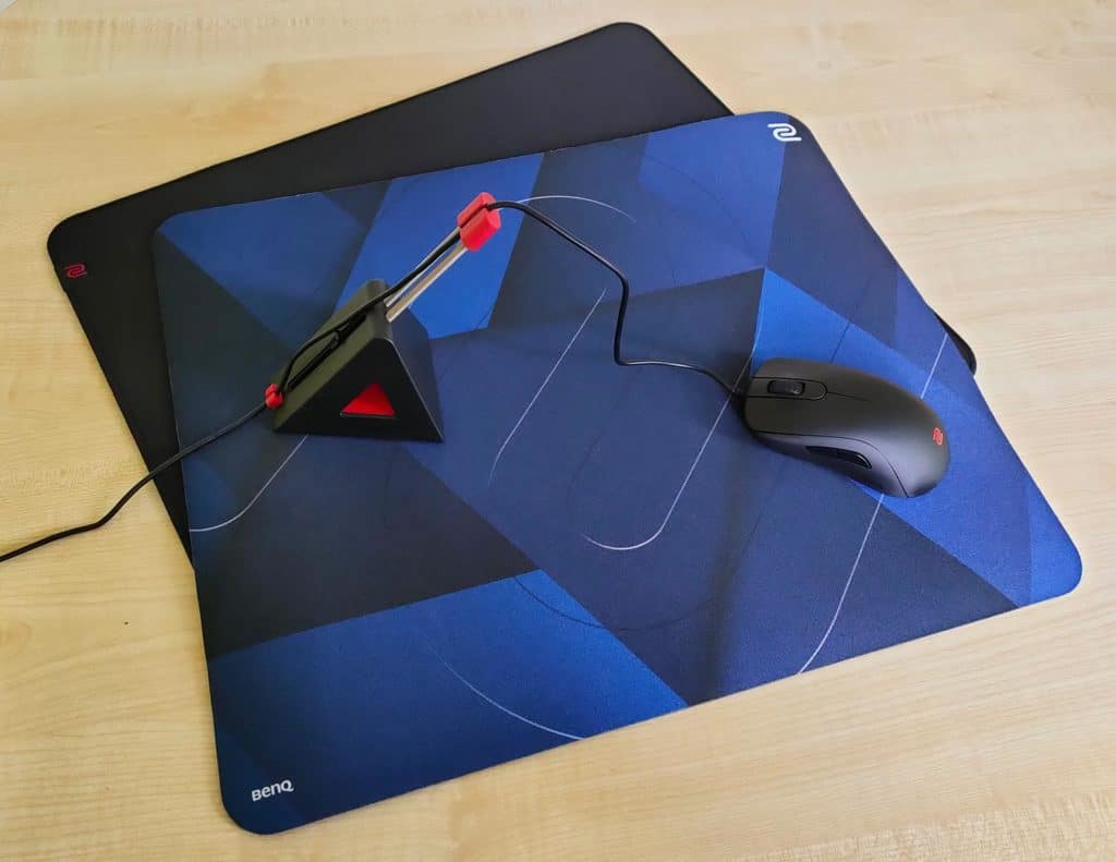 Une des souris de la gamme Zowie série S et ses accessoires