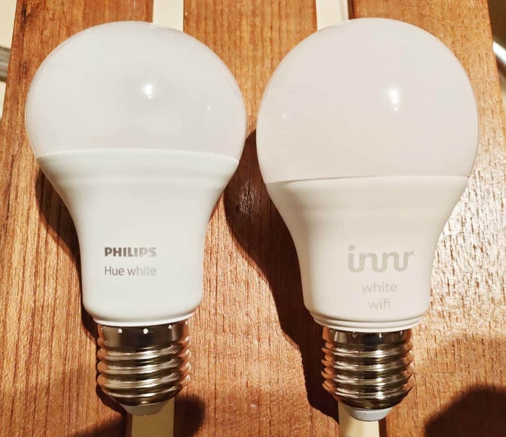 Une nouvelles ampoules connectées innr à côté d'une ampoule Philips Hue