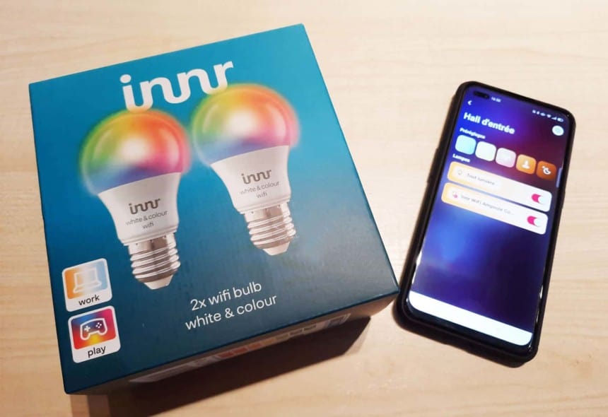 Les ampoules connectées innr posées à côté d'un smartphone