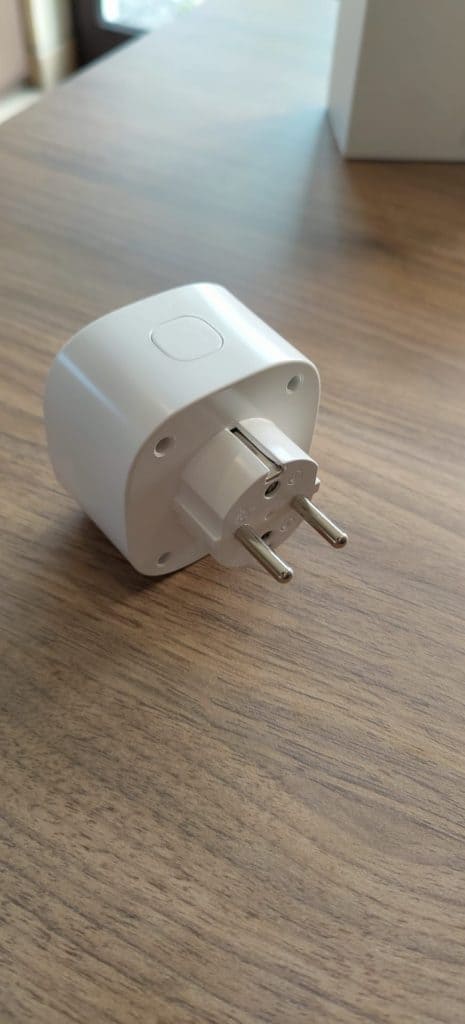 Un interrupteur permet de l'actionner manuellement sur le dessus en plus du pilotage via l'application ou un assistant vocal