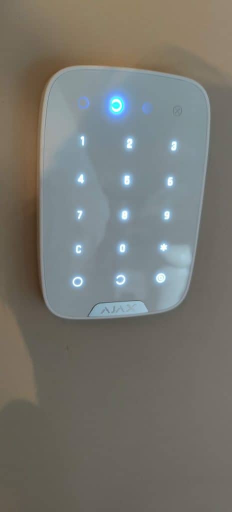 Le clavier permet d'armer ou désarmer l'alarme, mais également de voir le statut via les indicateurs Led du haut