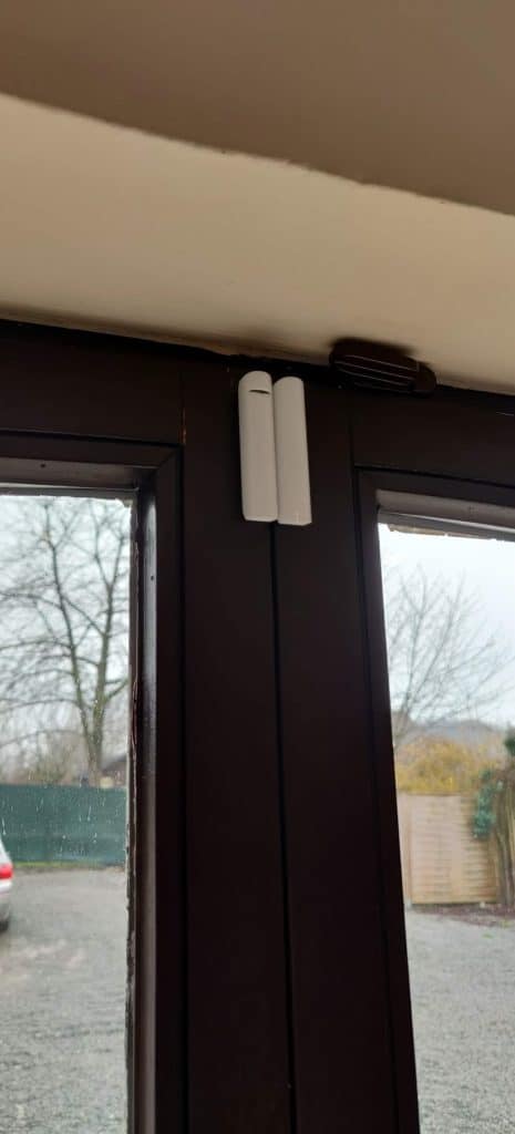 Les capteurs de portes sont faciles à installer et livrés avec 2 éléments aimants pour se fixer sur toutes les portes et fenêtres