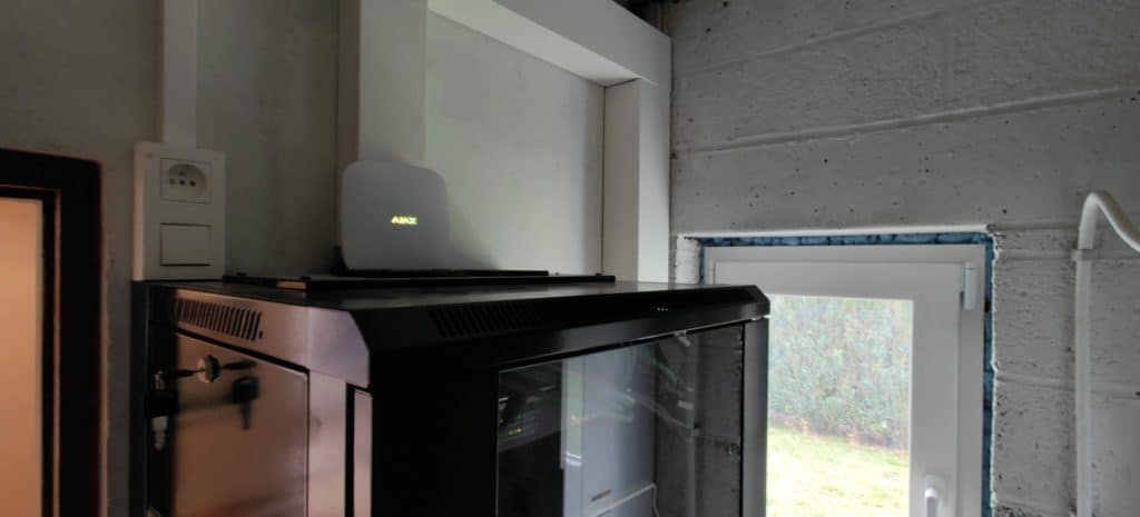 Le Hub est installé dans mon local technique au dessus de l'armoire informatique afin de profiter de l'UPS et de la connexion Ethernet