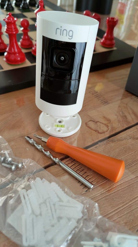 On reçoit même une mèche, un niveau et un tournevis !