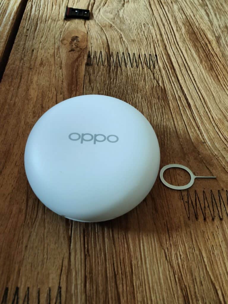 Oppo Find X3 Pro - Le clips pour ouvrir le tiroir de la Sim reprend le design de la lettre O de la marque : j'adore