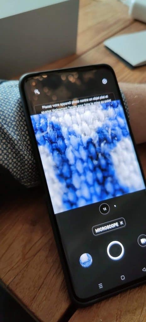 Oppo Find X3 Pro - l'écran ici en pleine photo au microscope