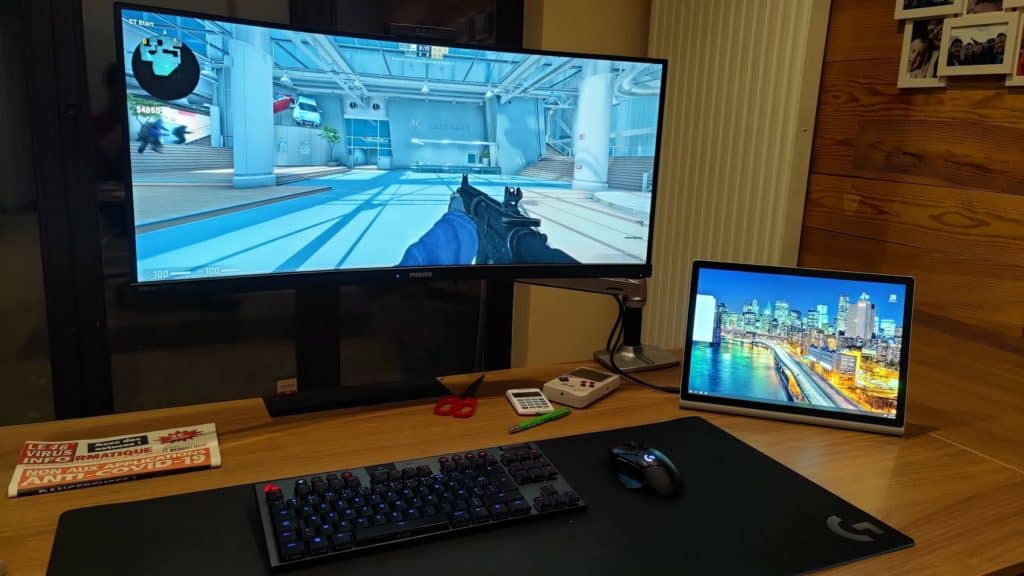 Après une journée de travail, le moniteur permet de jouer dans de très bonnes conditions