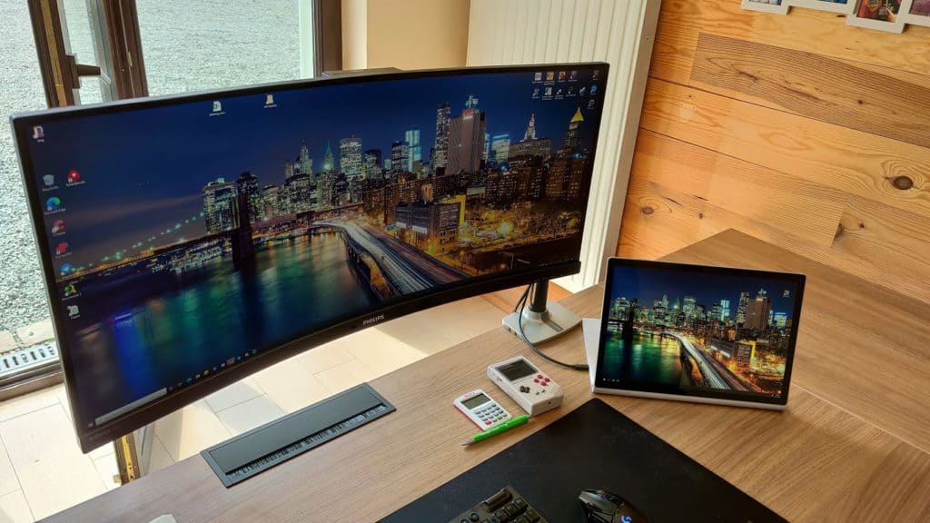 Philips 346P1 - L'écran rend très bien avec un pied déporté.