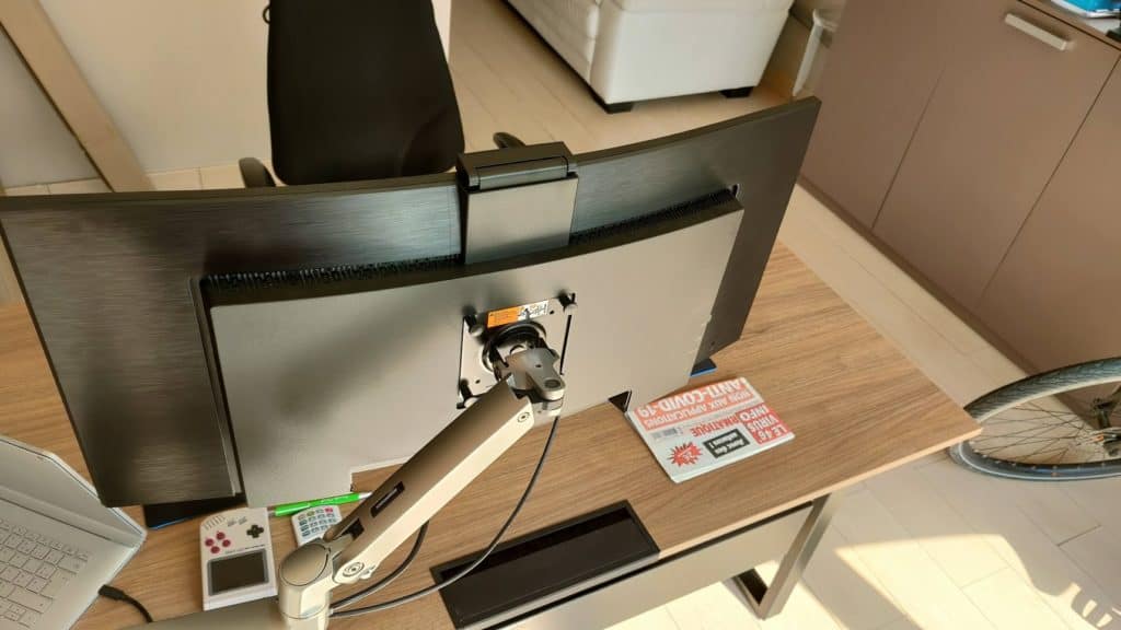 Philips 346P1 - L'arrière de l'écran est sobre et classe