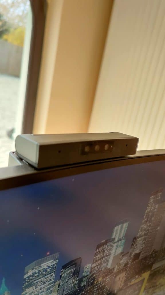 Philips 346P1 - La caméra intégrée fonctionne sans rien installer, est compatible avec Windows Hello et peut se rabattre