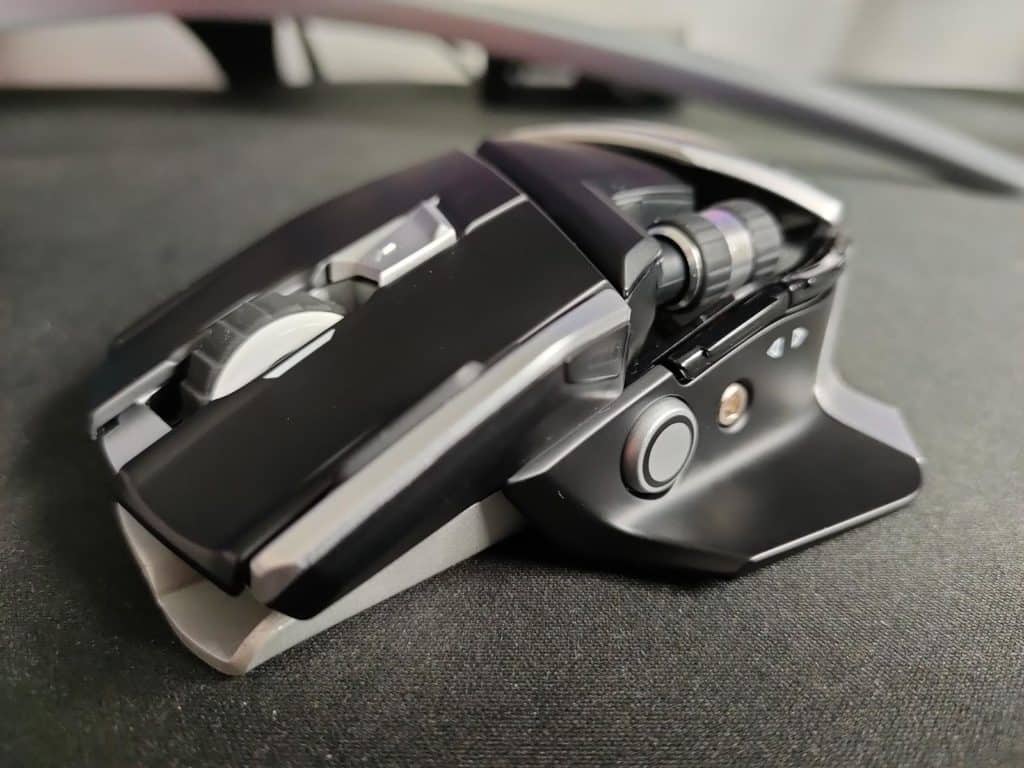 la Mad Catz RAT DWS posée sur un tapis de souris
