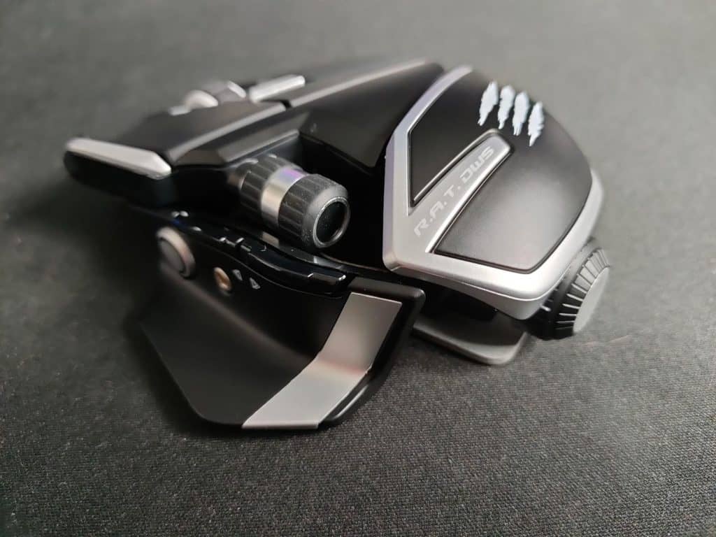 La Mad Catz RAT DWS posée sur un tapis de souris