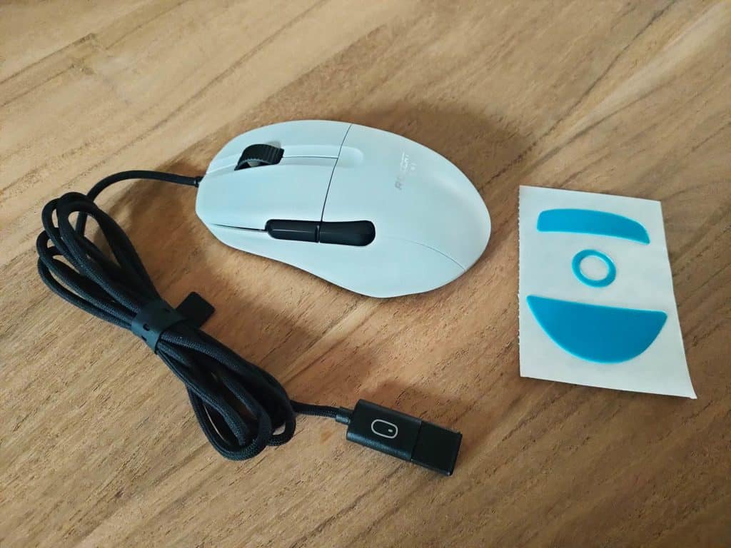 La Roccat Kone Pro posée sur une table avec ses accessoires