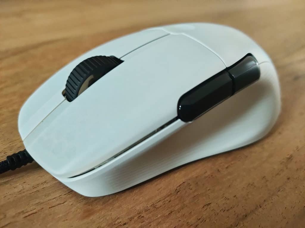 La Roccat Kone Pro posée sur une table