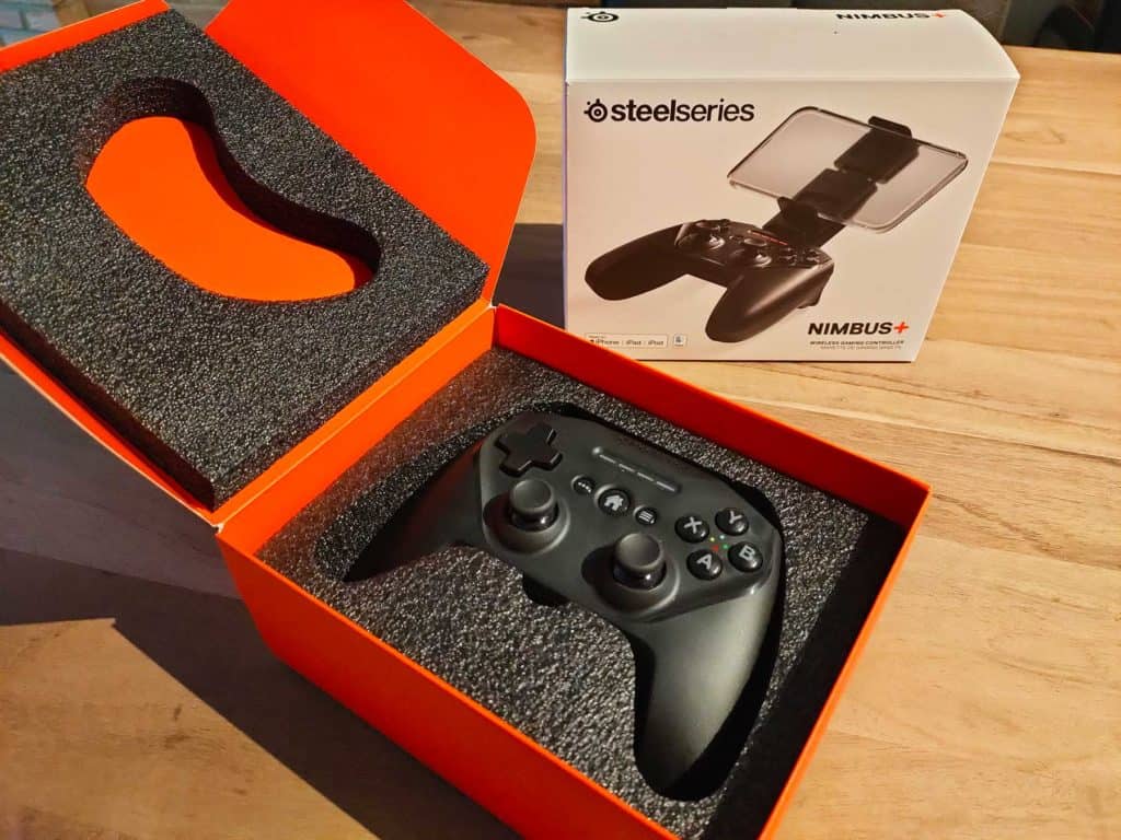 Le SteelSeries Nimbus+ dans son packaging