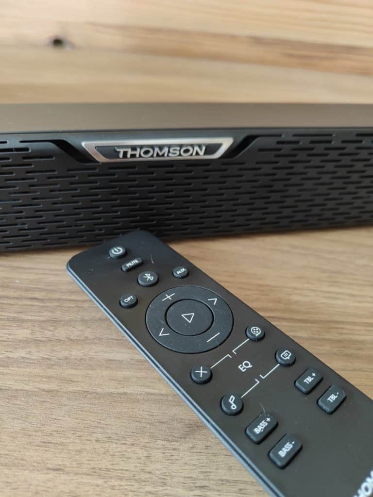 On peut aussi tout commander via la télécommande (piles non incluses grrr)