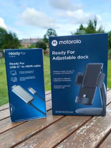 Les boîtes du câble HDMI du moto g100 et de sa dock station