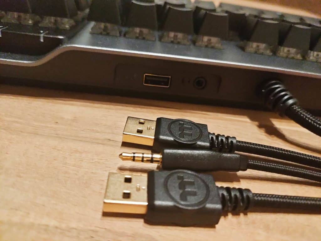 La connectique du Thermaltake Argent K5