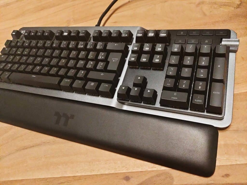 Le Thermaltake Argent K5 posé sur une table