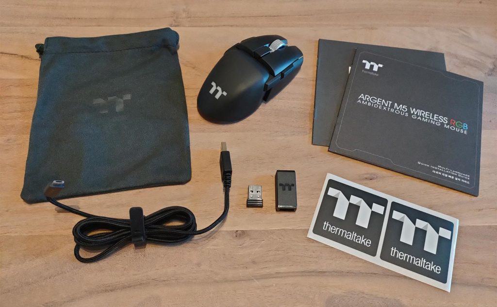 La Thermaltake Argent M5 Wireless et ses accessoires