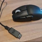 La Thermaltake Argent M5 Wireless à côté de son dongle