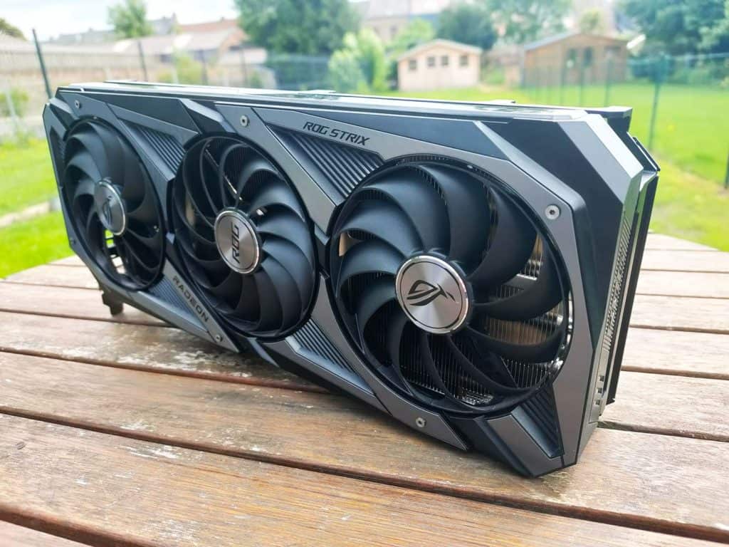 La RX 6700 XT posée sur une table