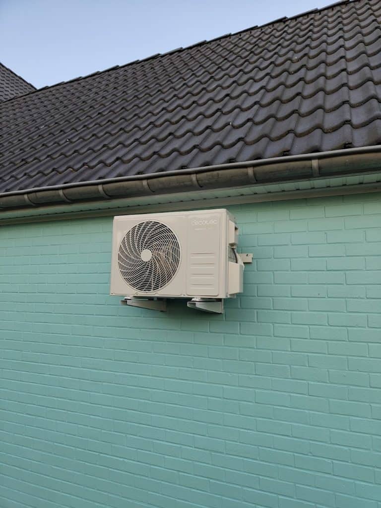 Le compresseur à l'extérieur est en hauteur pour éviter que les enfants ne chipotent