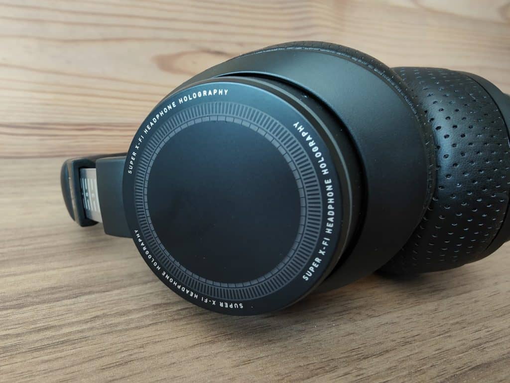 Les casques affiche un contour en LED et fonctionne aussi bien avec fil que sans fil