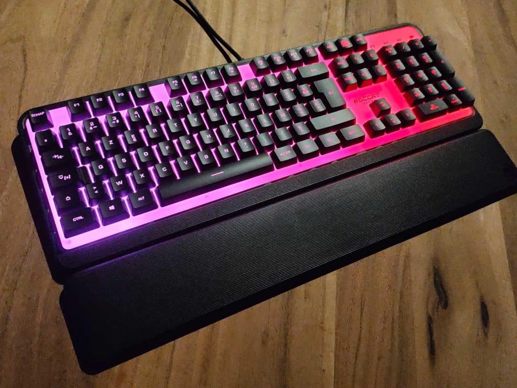 Le Roccat Magma posé sur une table