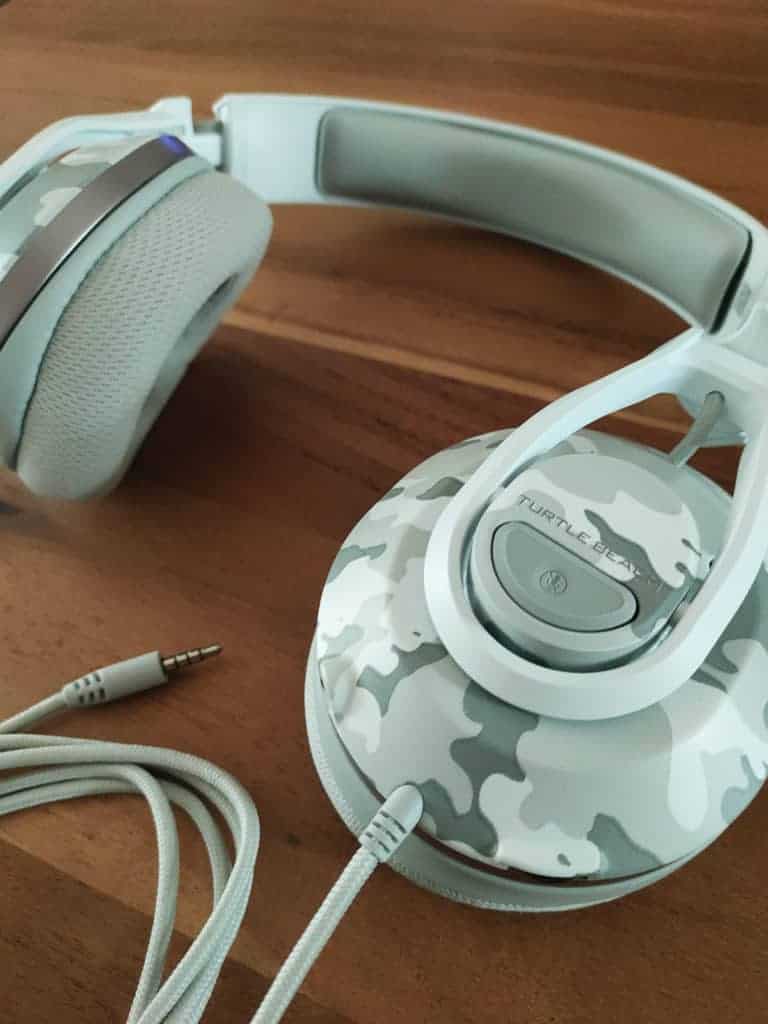 Gros plan sur une oreillette et la connectique du Turtle Beach Recon 500