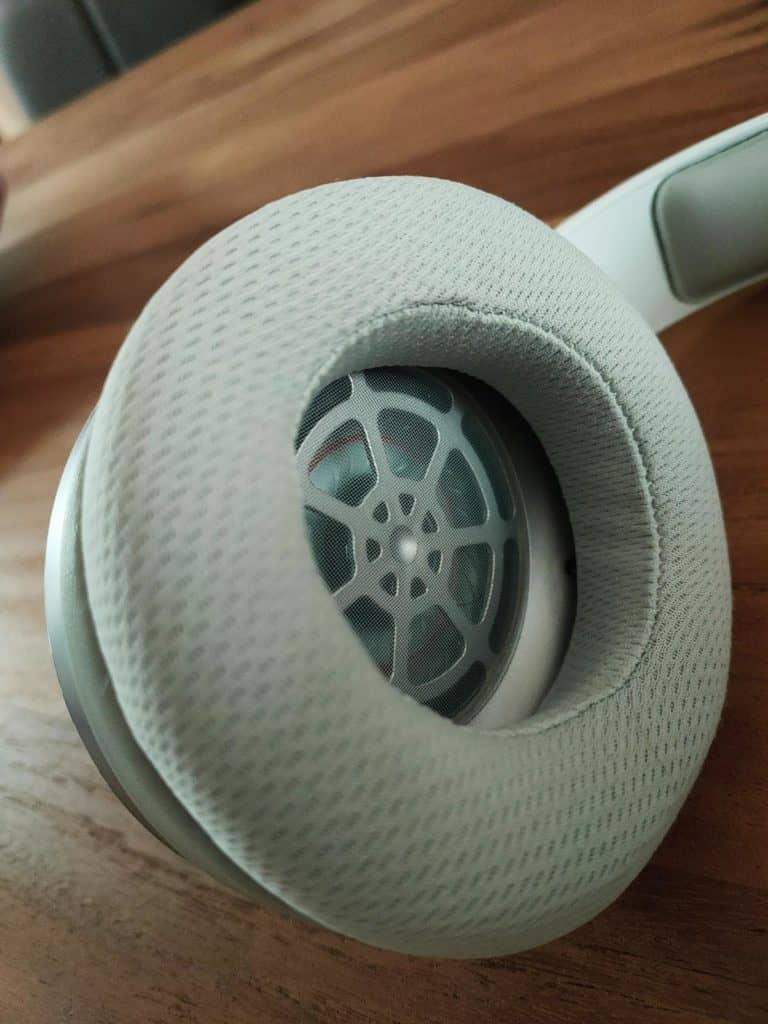 Gros plan sur une des oreillettes du Turtle Beach Recon 500