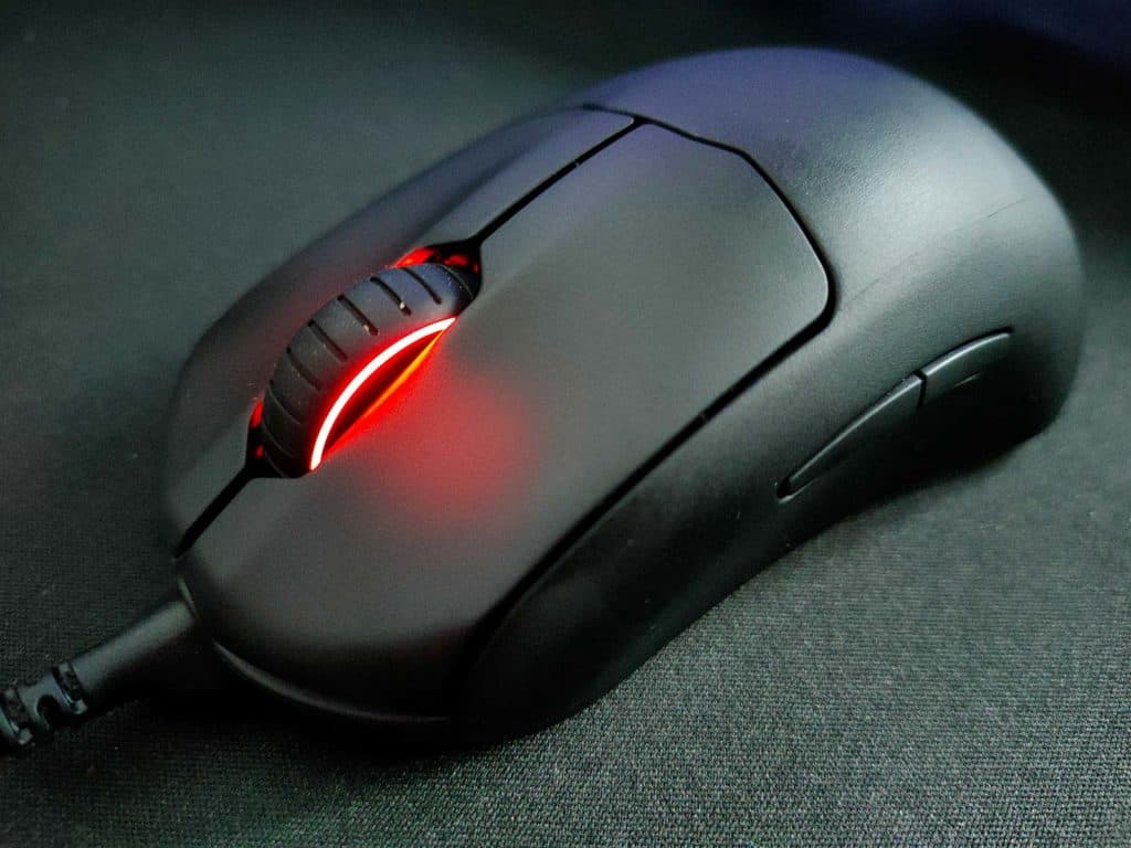 La SteelSeries Prime+ posée sur un tapis de souris